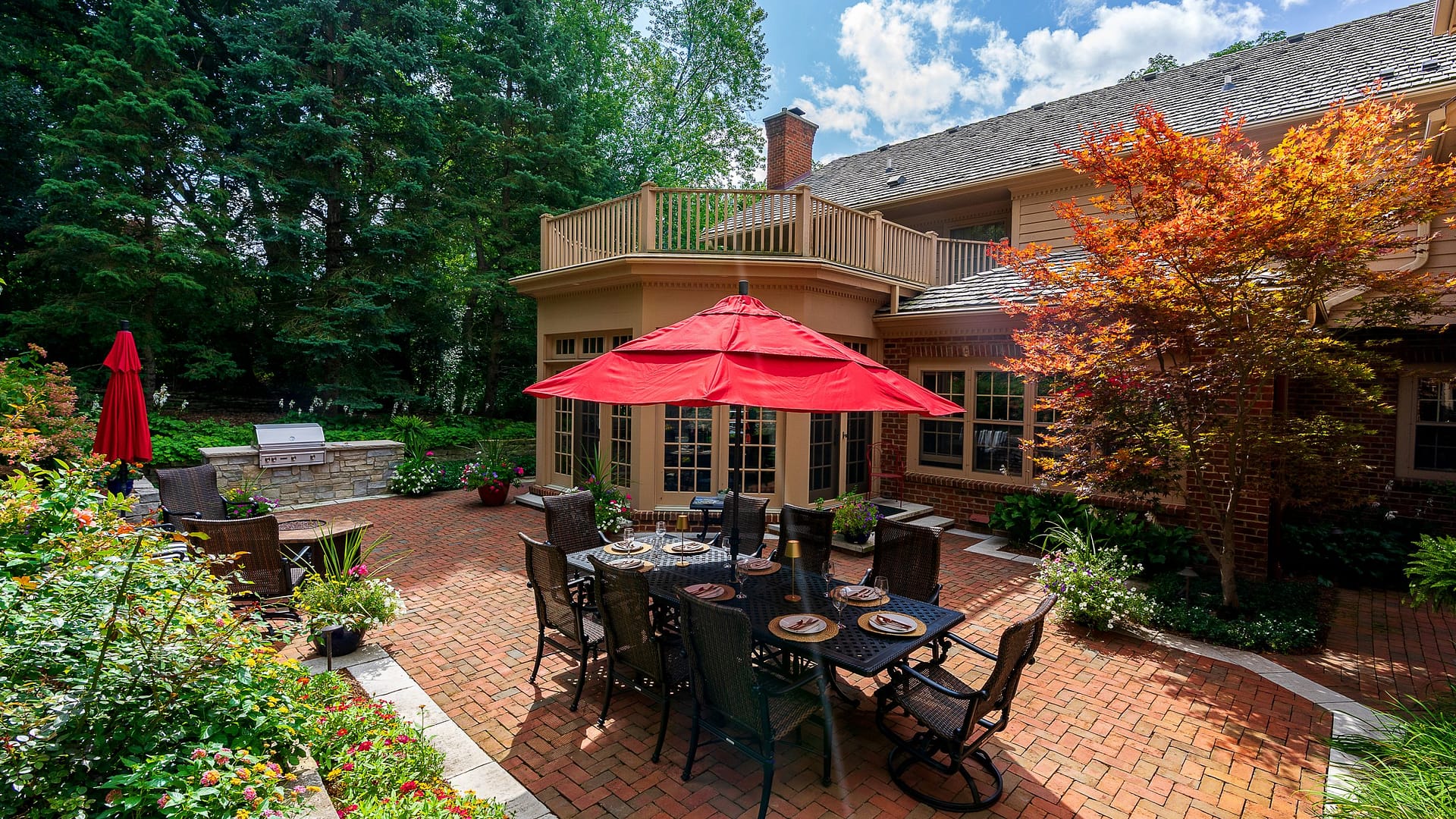The private sunken patio provides a perfect entertainment space. Larger drifts of mass color make a visual statement, while seasonal annuals add extra splashes of color throughout the year.